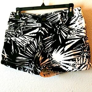 NY & Company Black & White Palm Print Shorts Size 0